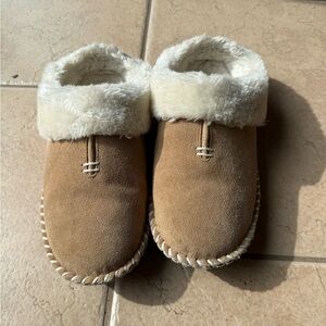 Minnatonka - size 8 - Tan Faux Fur-Trim Slip-On Slippers